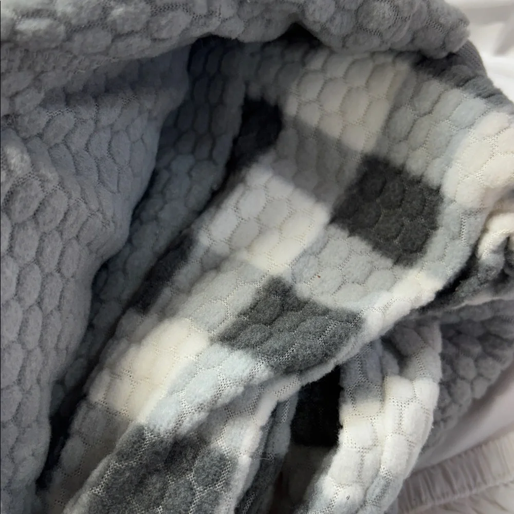 Serra fleece 2 piece set in Soft Gray & white Fleece Pajama Set small nwt